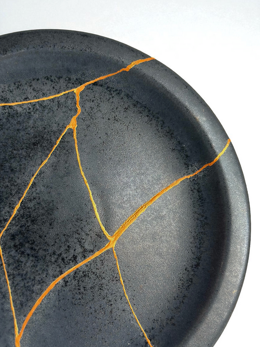 Prato Restaurado com Kintsugi